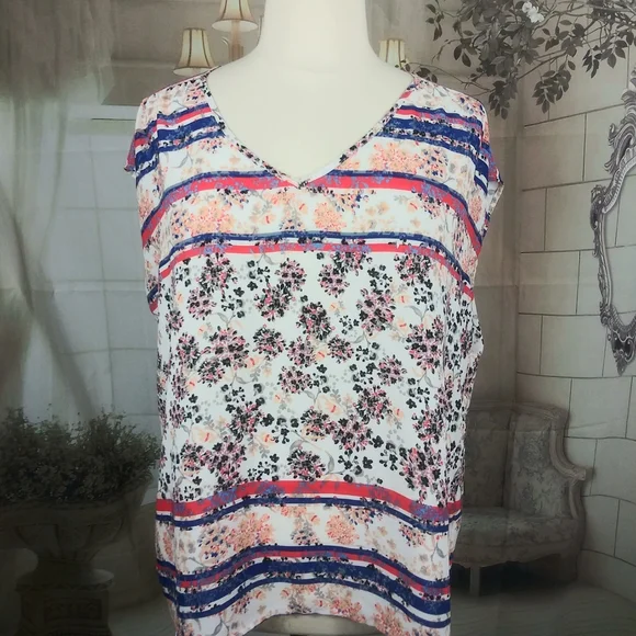 ❤️6 items for $25 sale!!❤️ Floral Blouse NWOT - Picture 1 of 6